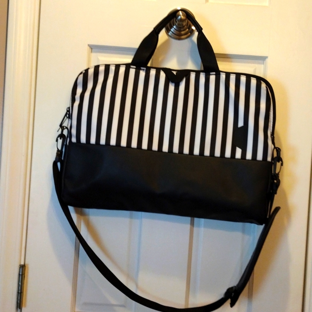 Bagsmart laptop shoulder bag.